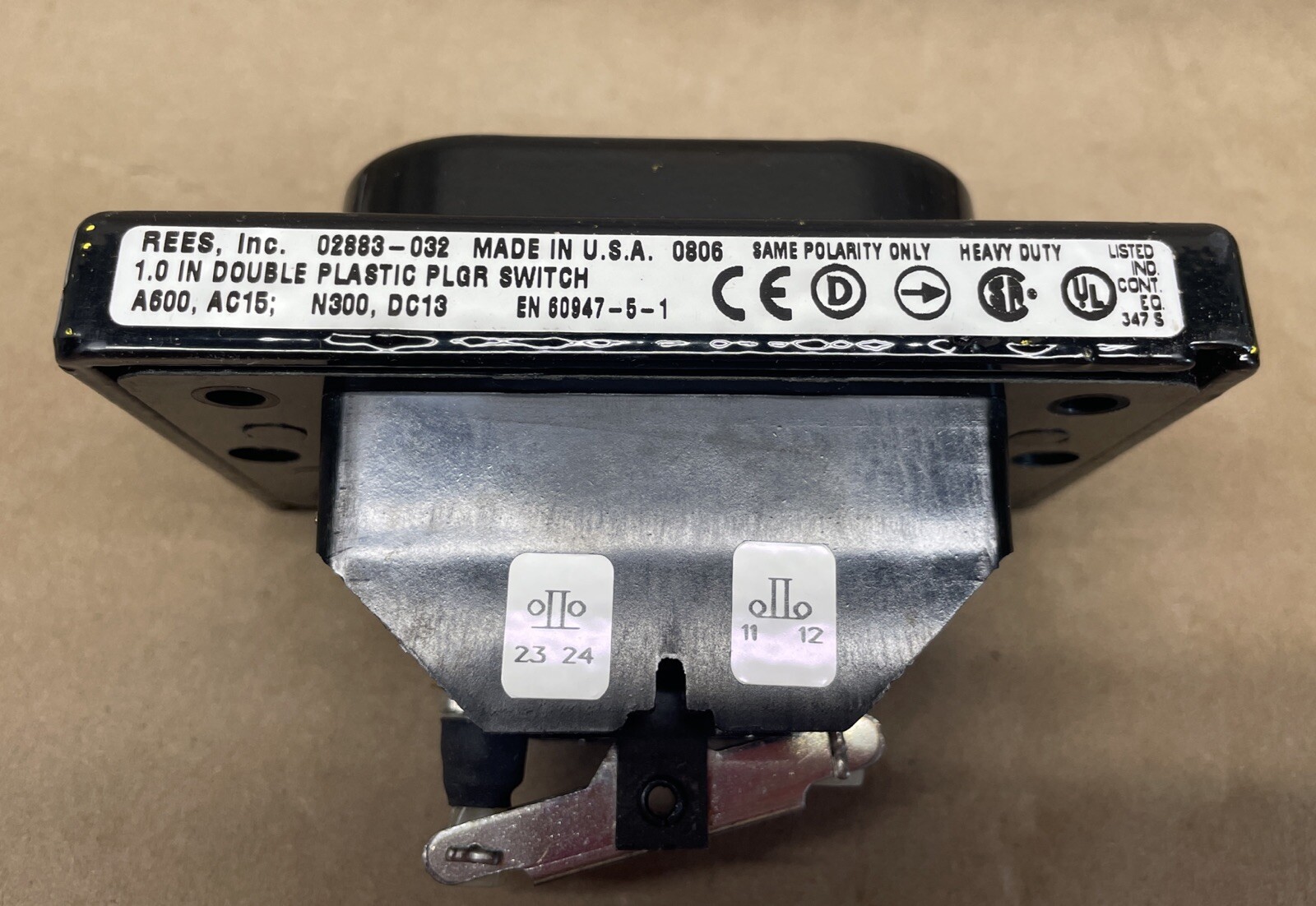 🚦 REES 02883-032 Green / Red Plunger Switch Maintained Contacts 02883032 Qty 1