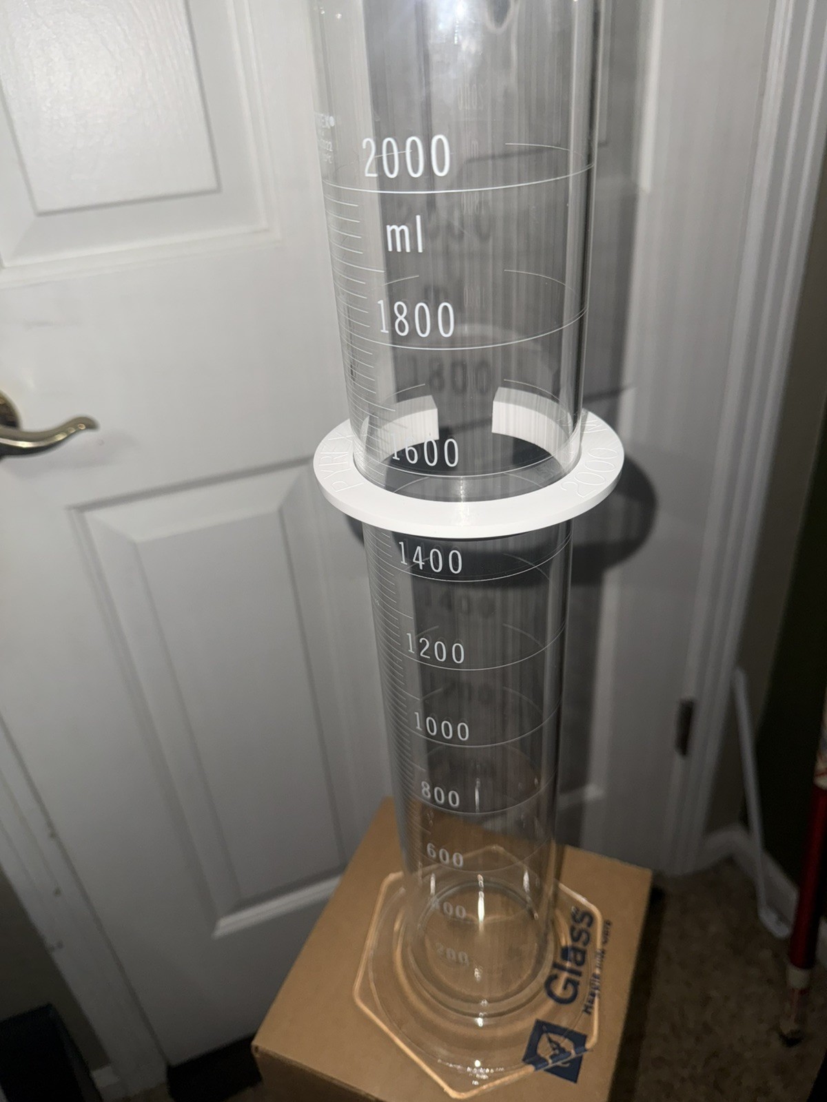 2000ml granulated glass cylinder produced by the PYREX / Corning company