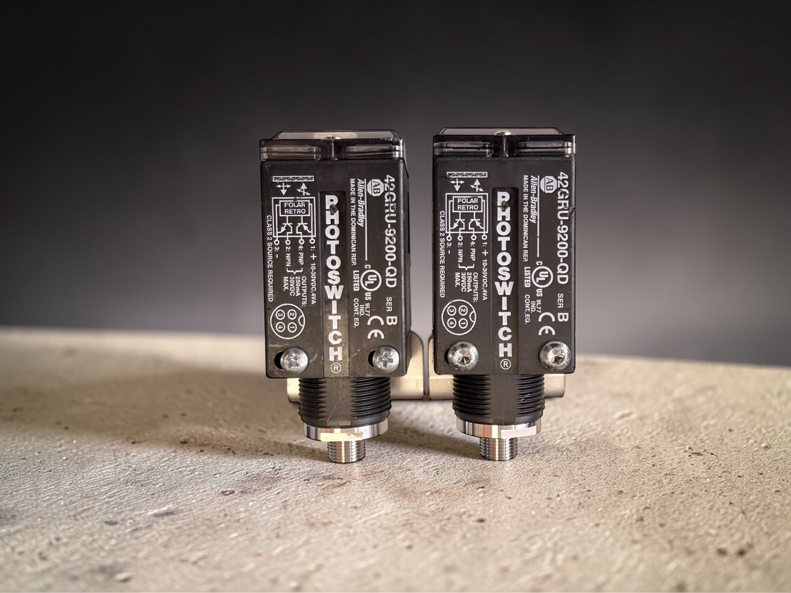 QUANTITY 2 Allen Bradley 42GRU-9200-QD1 Ser B Photoswitch Polarized