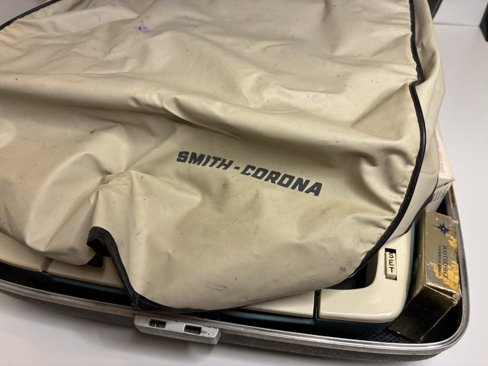 Smith-Corona Galaxie Portable Typewriter Blue/White w/ Carrying Case. as is.
