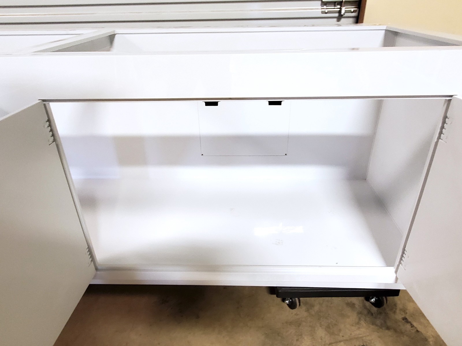 SALARE / AIR SCIENCE 96″ POLYPROYLENE LAMINAR FLOW HOOD LFR-2500 w/ BASE CABINET