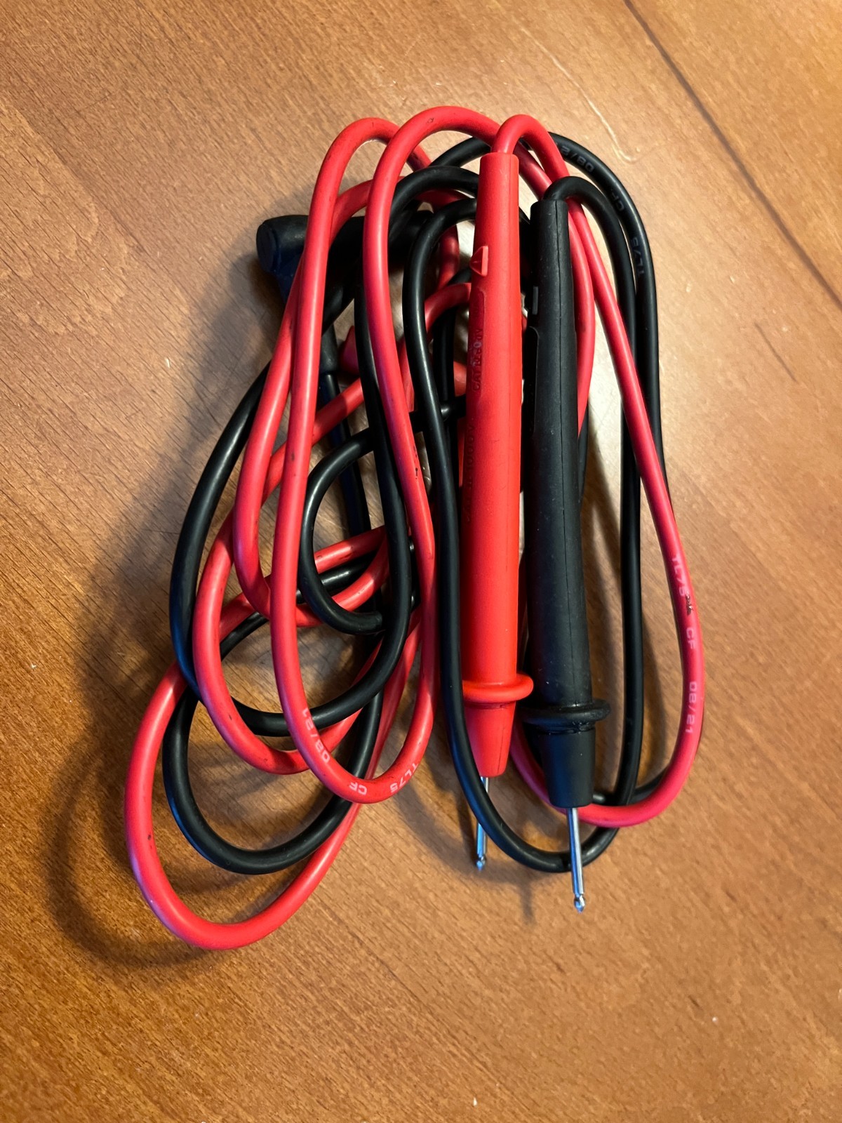 Fluke 323 True RMS Clamp Meter With Leads and Bag