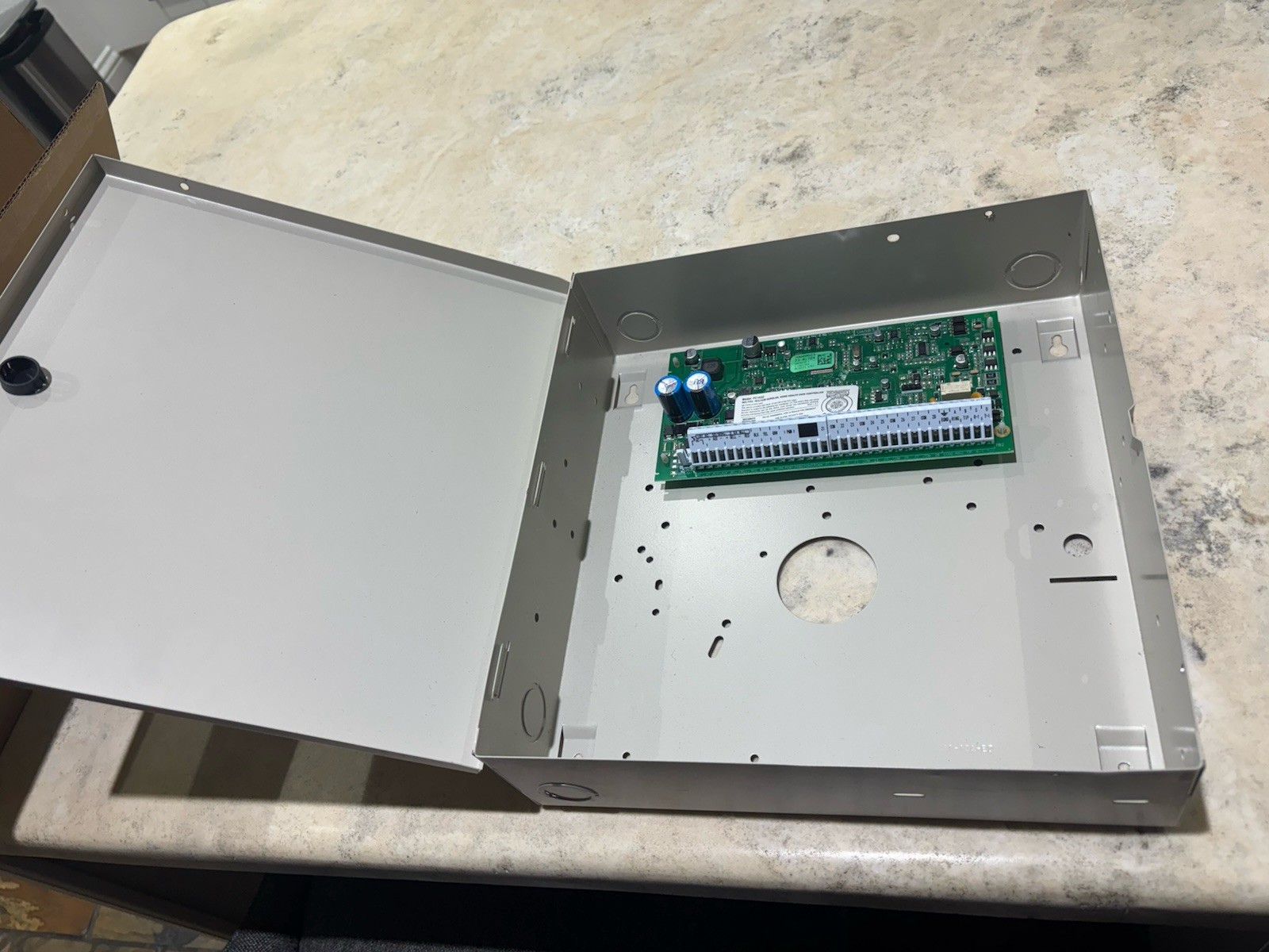 DSC PC1832 PowerSeries 8-32 Zone Alarm System Motherboard & Cabinet
