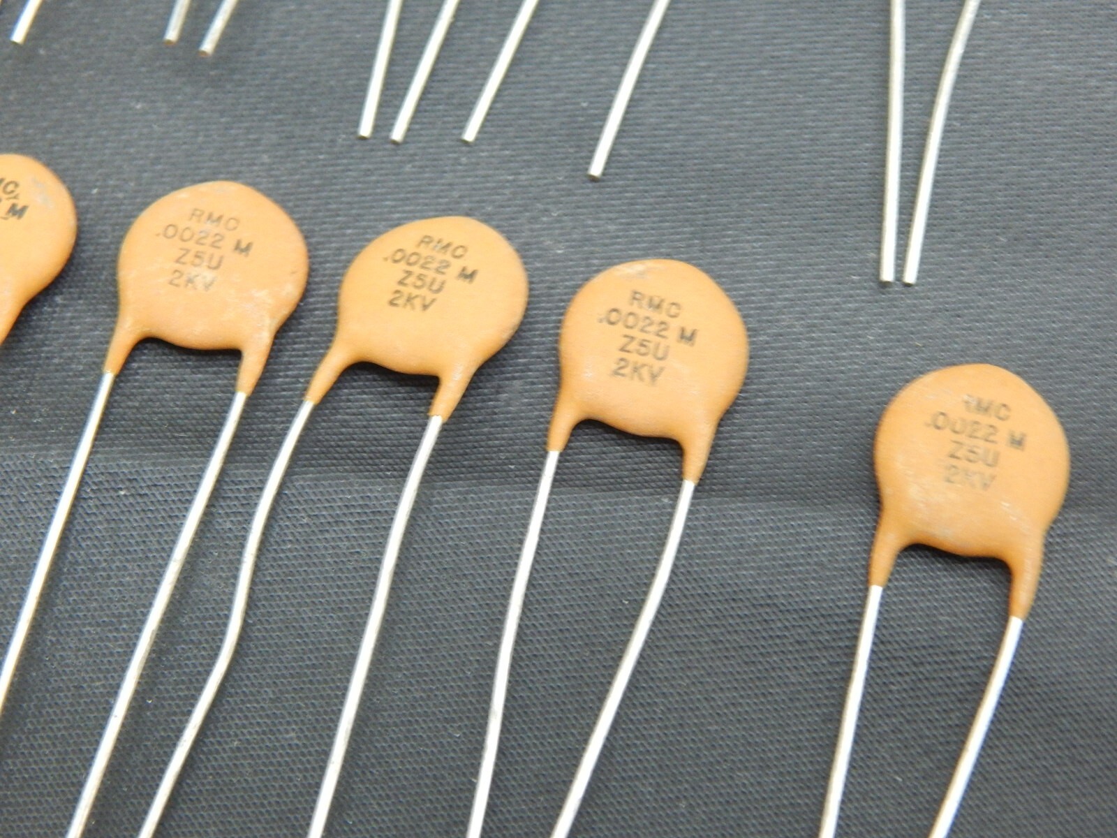 RMC CERAMIC DISC CAPACITOR 0.0022uf 2.2nf 2200pf 2000V 2KV RADIAL – LOT OF 20