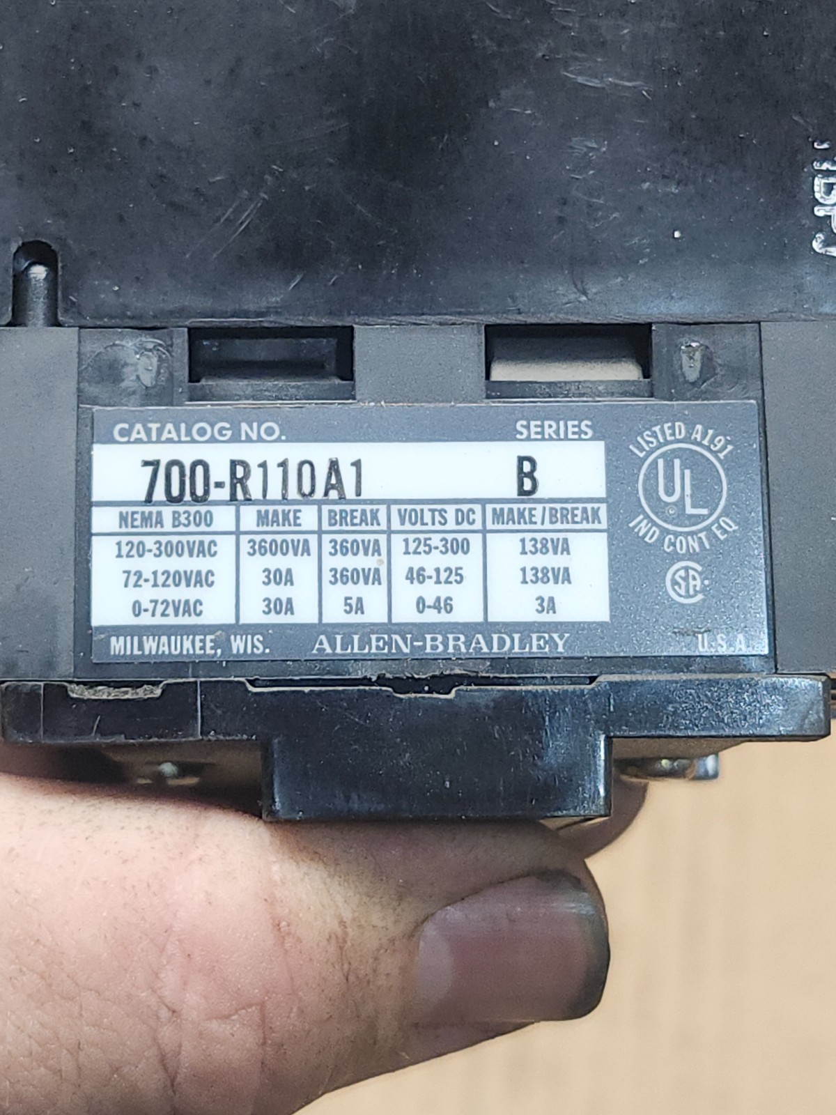 NEW IN BOX ALLEN BRADLEY AC RELAY TYPE R 120V, 60HZ, 700-R110A1