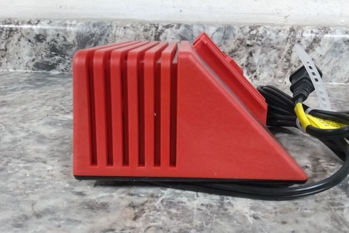 Milwaukee 48-59-0255 120VAC Input 12.0V to 18.0V Output Battery Charger (C)