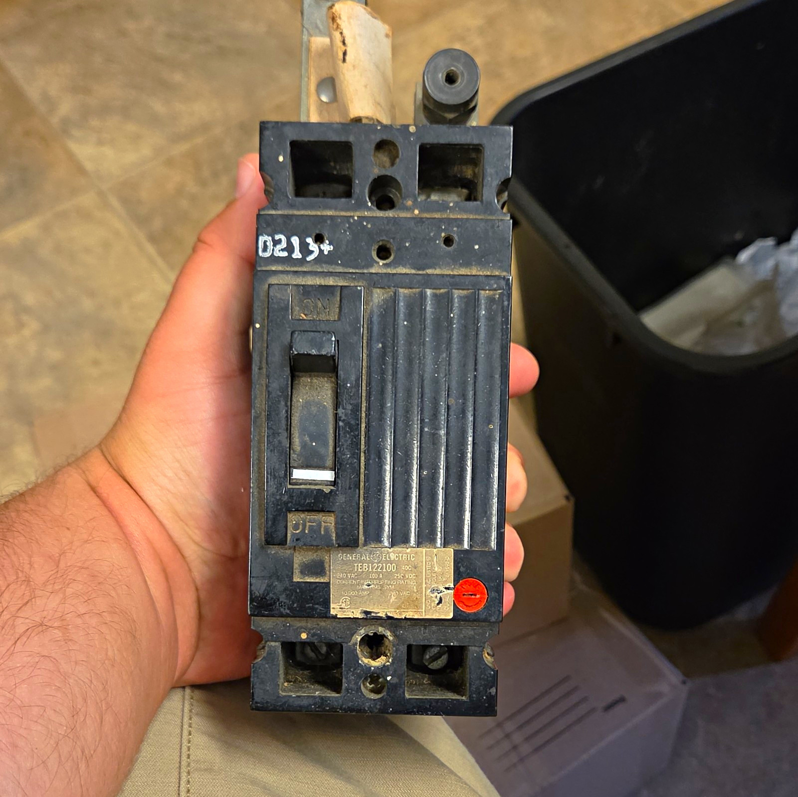 GE TEB122100 Circuit Breaker 100A 240V AC 2-Pole Trip Indicator On/Off