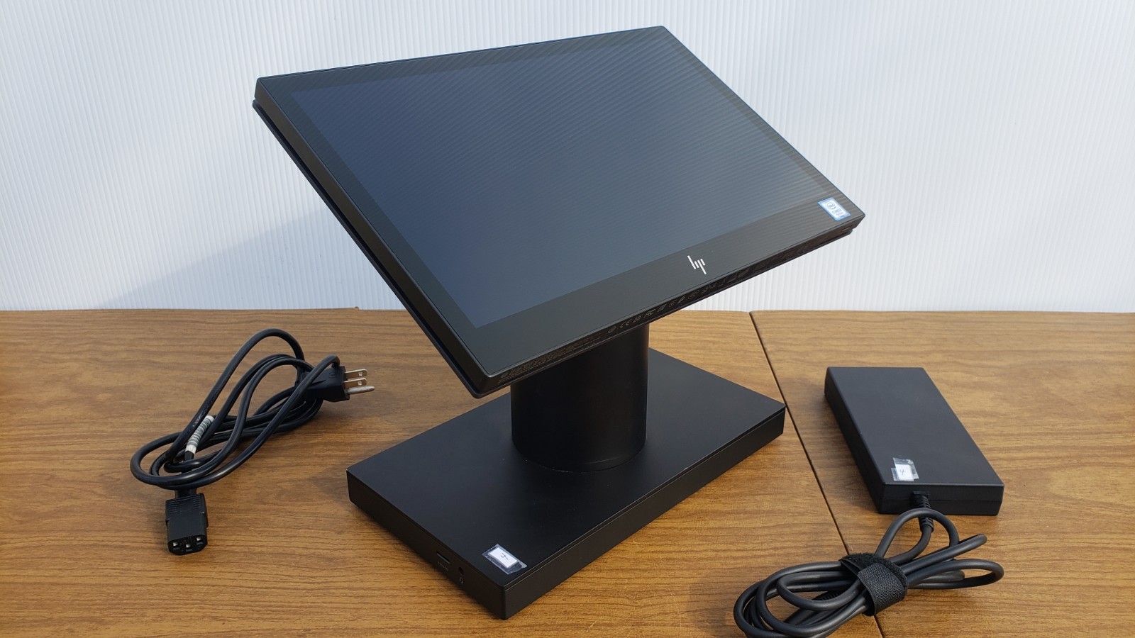 HP Engage One 143 AIO PC i3-7100U 2.4GHz 8GB 128GB SSD Touchscreen Ubuntu Linux