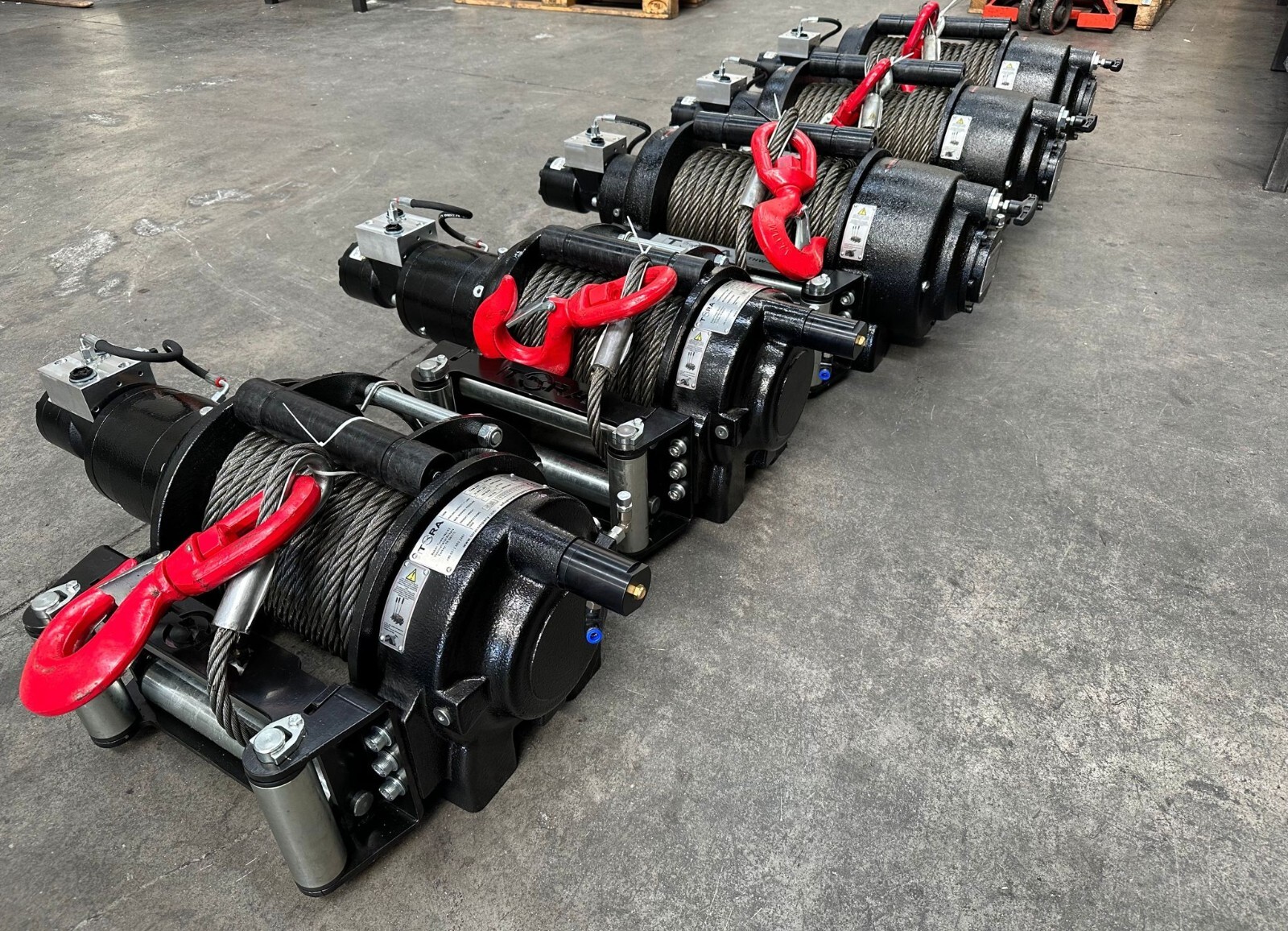 26.500 LBS Hydraulic Winch Including 82 ft Stell Rope and Hook
