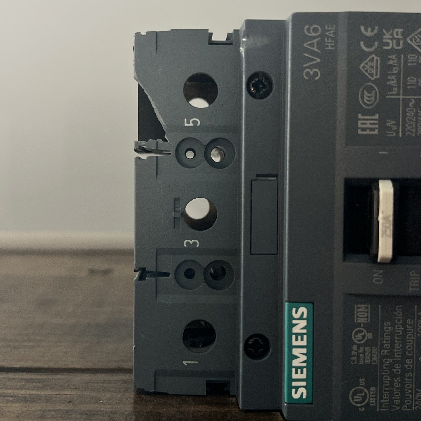 Siemens 3VA6 250A 3-Pole 551-600V AC Panel Mount Trip Indicator 3VA6225