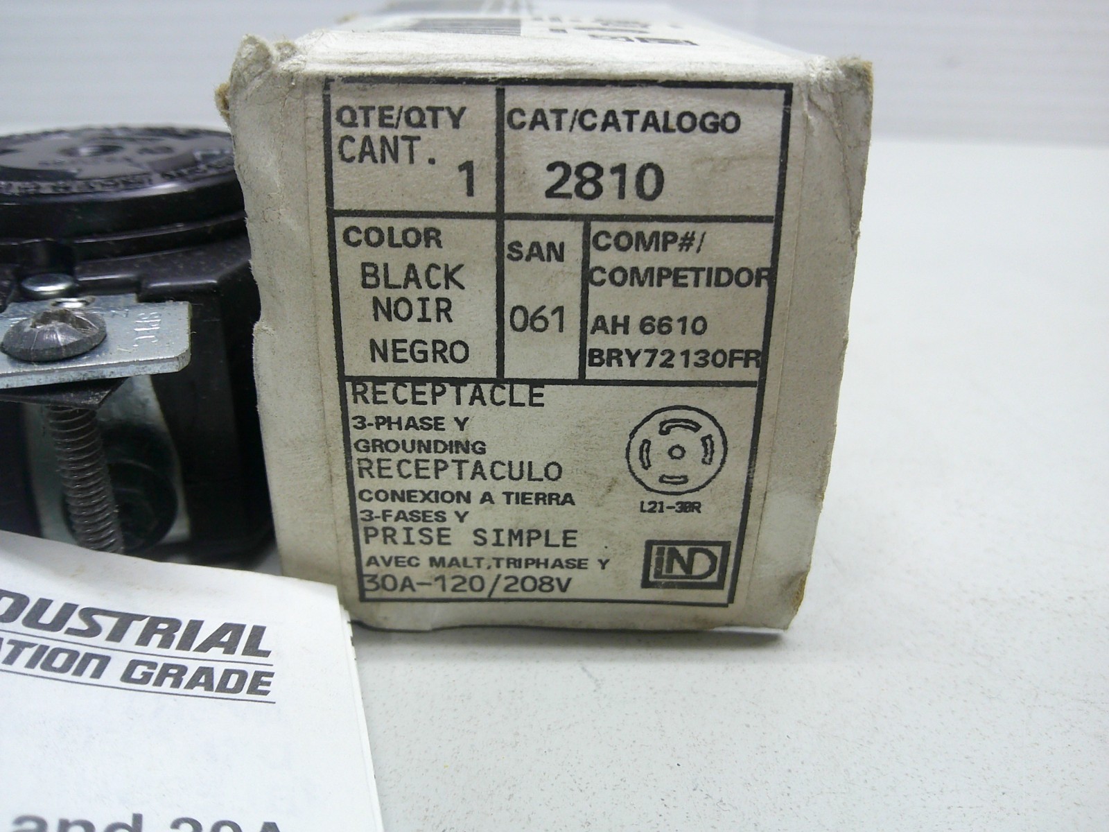 NEW Leviton 2810 Locking Flush Mount Receptacle 30A 120/208V L21-30R