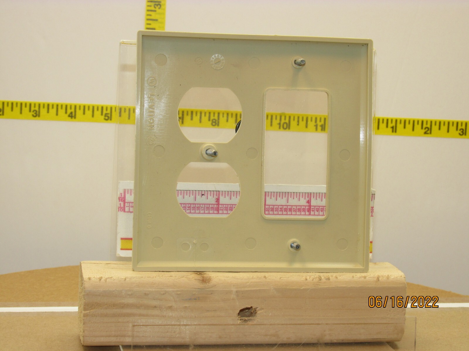 The listing is for: Leviton Ivory Unbreakable 2G 1DECO 1DUP NYLON-1Pk.