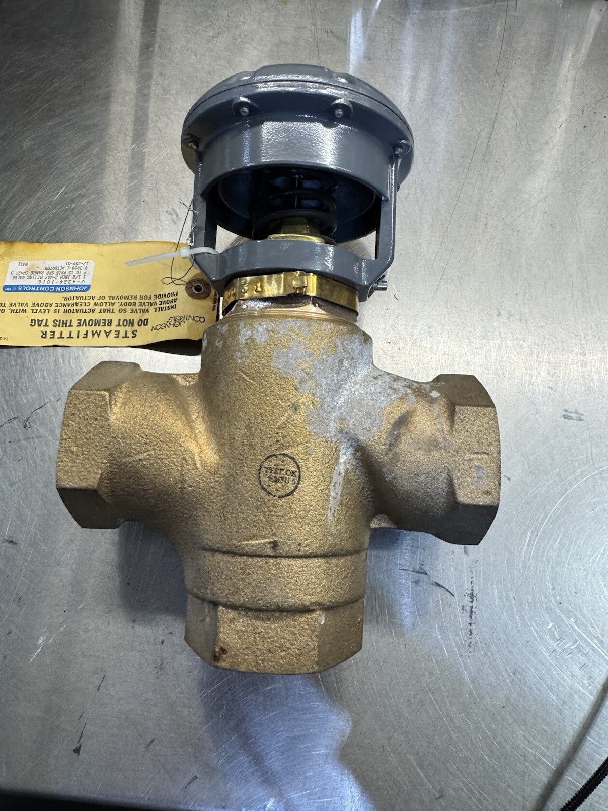 Johnson Controls V-3000-1 , 1 1/2” 3 Way Pneumatic Control Valve