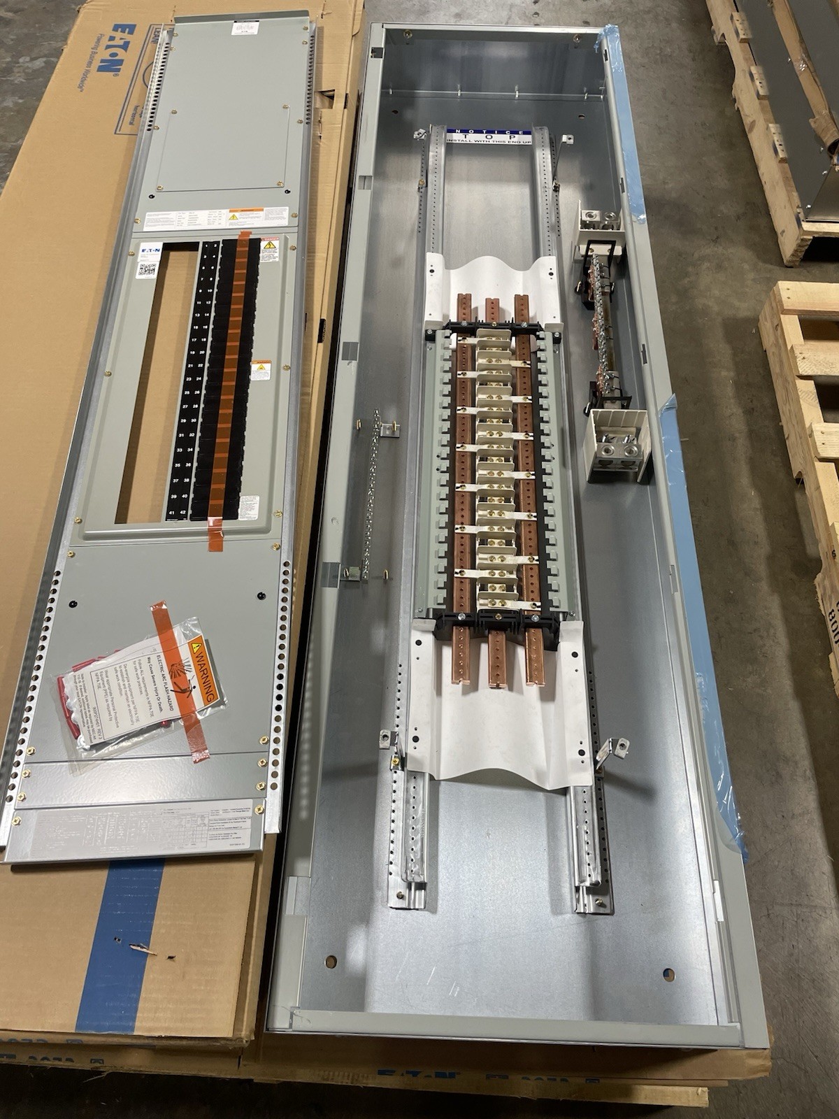 1-600 AMP 240V MAIN LUG PANELBOARD 42 SPACE 3 PHASE 4 WIRE COMPLETE PANEL