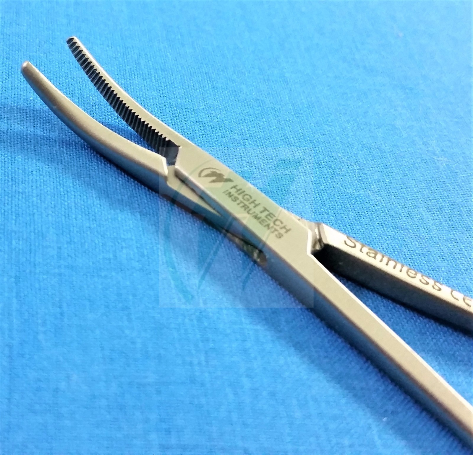 GOLD HANDLE MOSQUITO HEMOSTAT CURVED 5″ + IRIS DISSECTING SCISSORS 4.5″ STRAIGHT