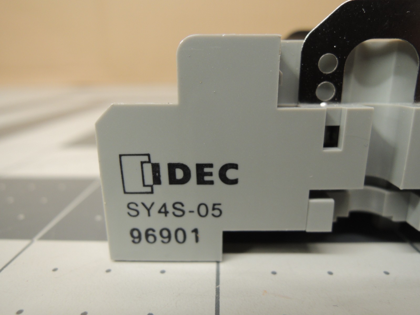 IDEC RU42S-C-D24 Relay, 4PDT, Bifurcated contacts, 3A, 24VDC, Indicator w/ Base