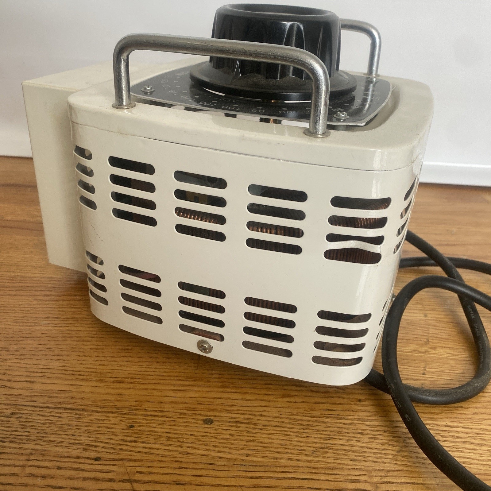 KRM 2090VR AEEC-2090VR 110V Input 0-130V Output Contact Voltage Regulator 20amp