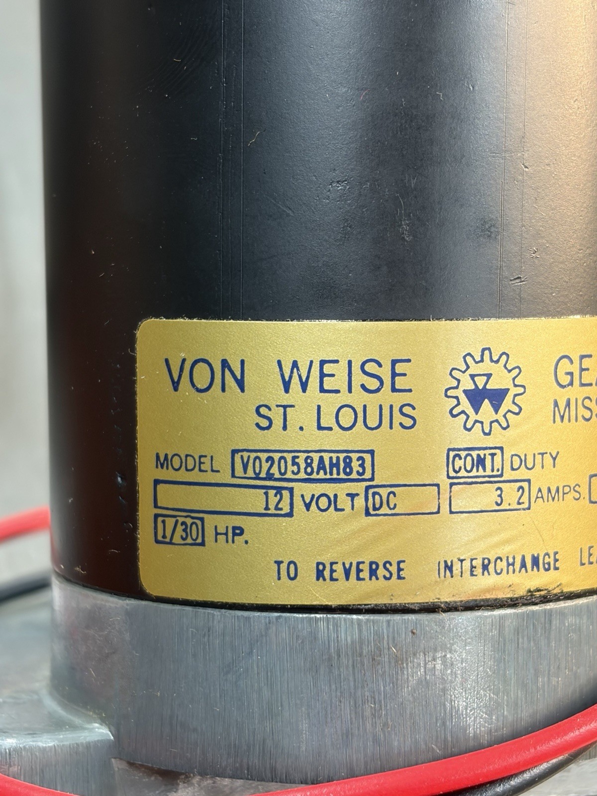 QTY 1 VON WEISE GEAR MOTOR 12 VOLTS 14:1 RATIO BOTH SHAFTS ARE 5/16″ DIAMETER