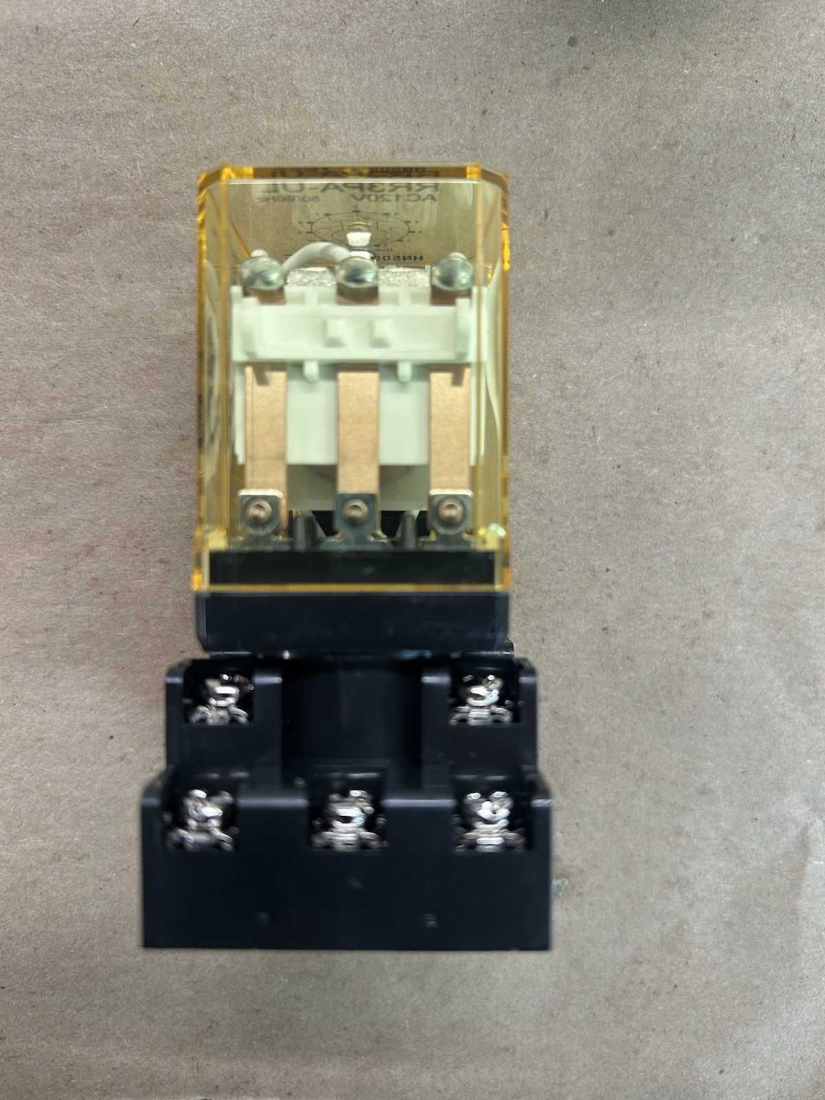IDEC RR3PA-UL Plug-In RELAY 3PDT 10A 120VAC W/Base