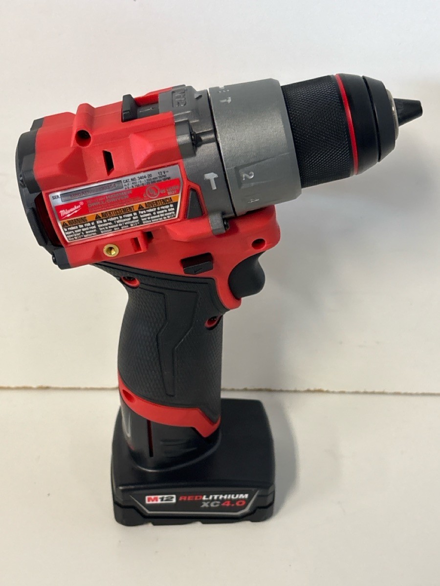 MILWAUKEE TOOLS 3404-20 1/2″ FUEL DRILL WITH XC4.0 BATTERY AND CHARG (P18027869)