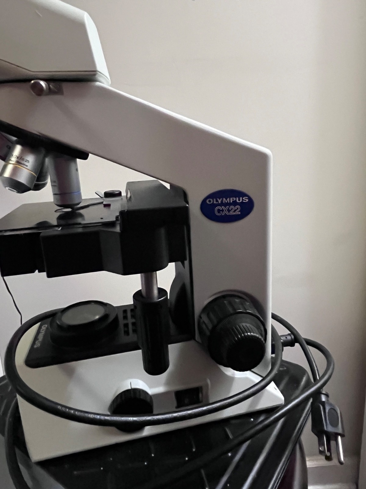 Olympus CX22RFS1 Laboratory Microscope With 4x, 10x, 40x, 100x Objectives