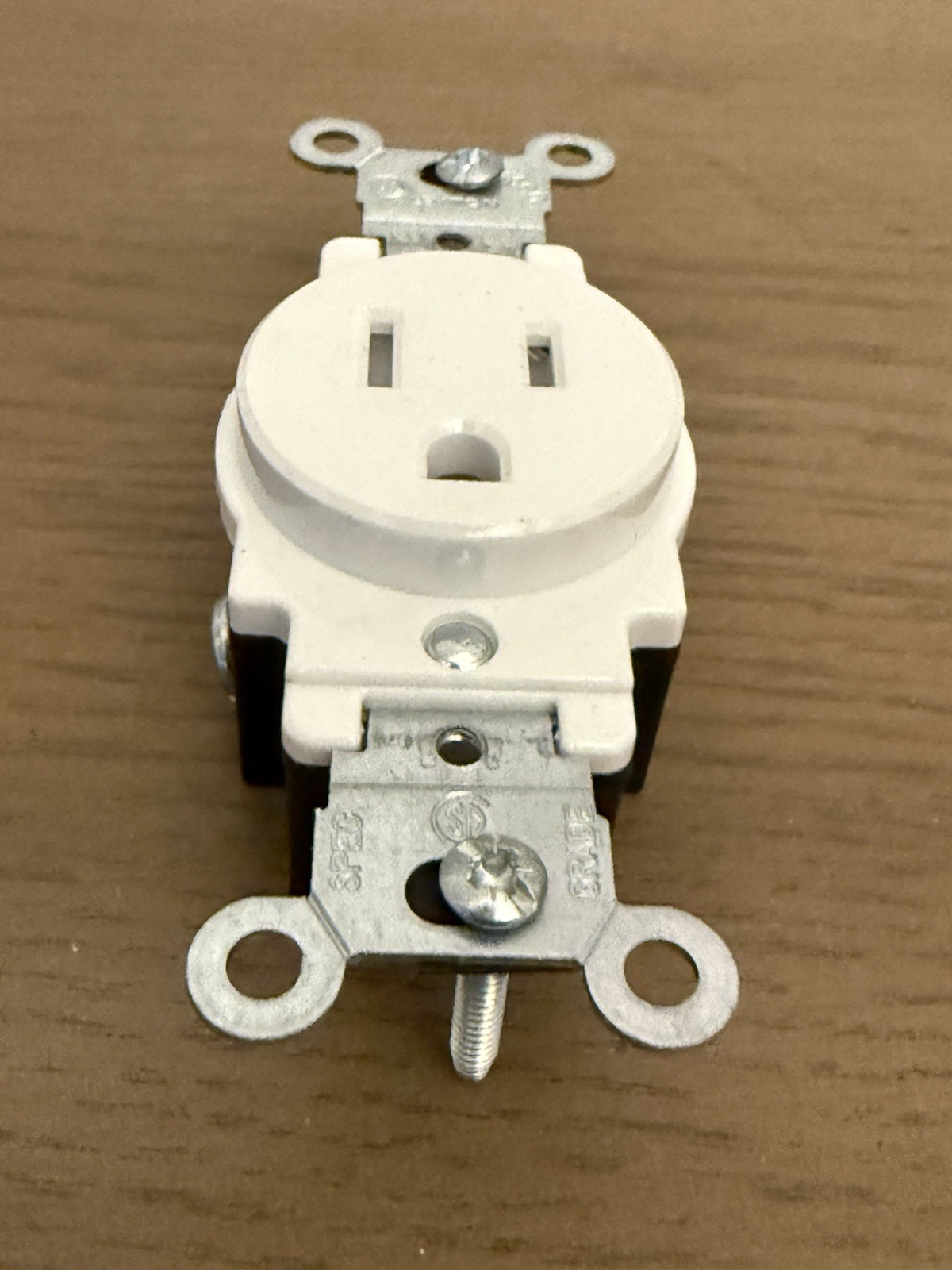 New Leviton 5015-W Single Receptacle White Back Side Wired GRD 15A-125V Spec