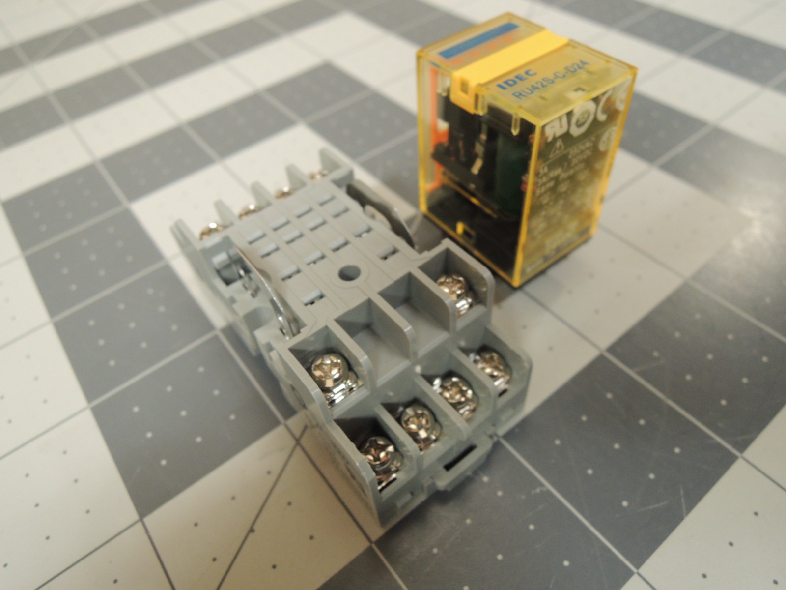 IDEC RU42S-C-D24 Relay, 4PDT, Bifurcated contacts, 3A, 24VDC, Indicator w/ Base