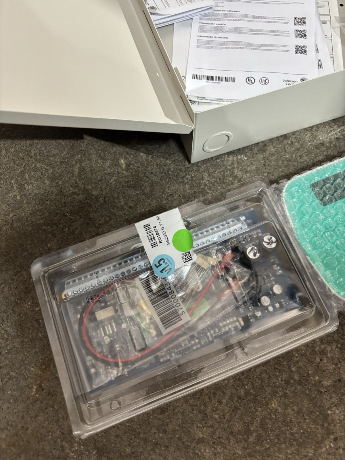DSC PowerSeries Neo HS2032 Alarm System Kit w/ HS2LCD Keypad & Enclosure