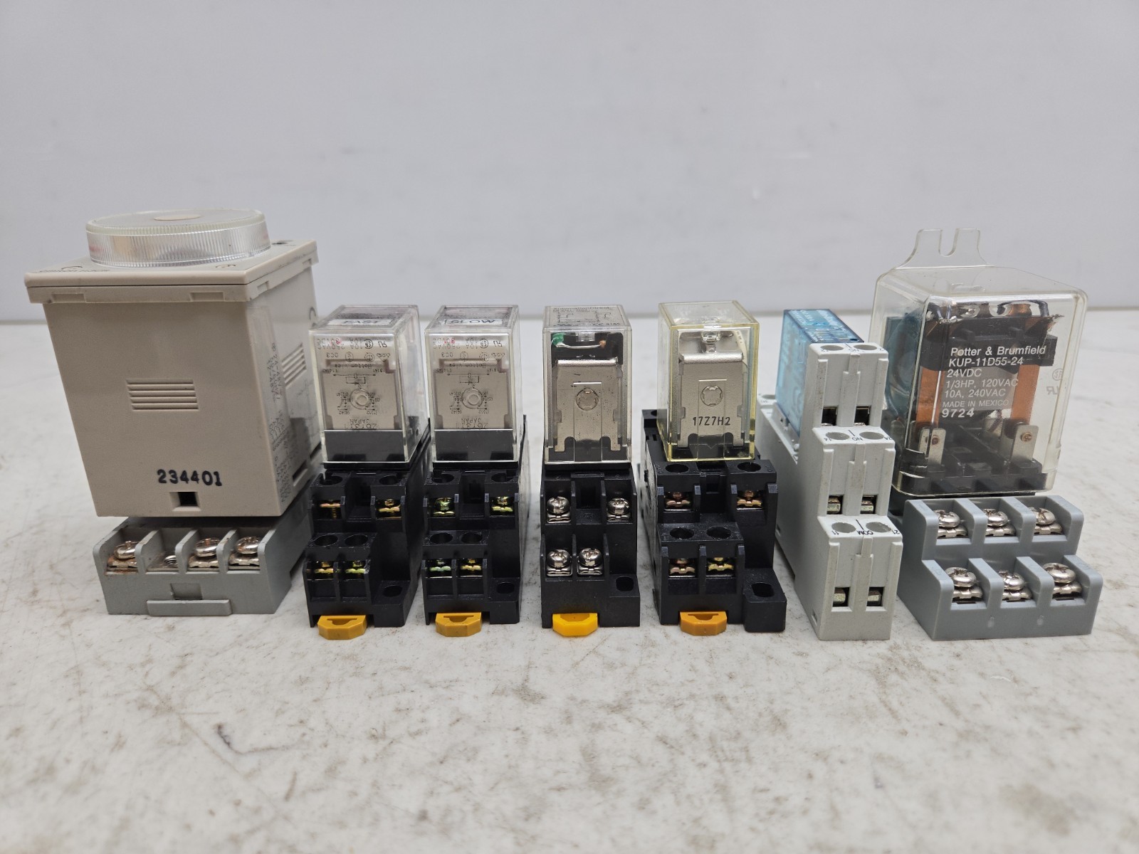 Mixed Lot of Power Relays and Relay Sockets Misc Industrial Electronics See Pics