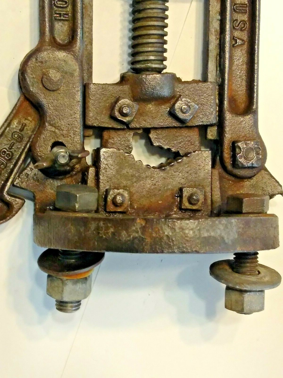 HOLLANDS 399B Pipe Vise (Bench) & Toledo Pipe Threader No. 30, 3/8″, 1/2″, 3/4