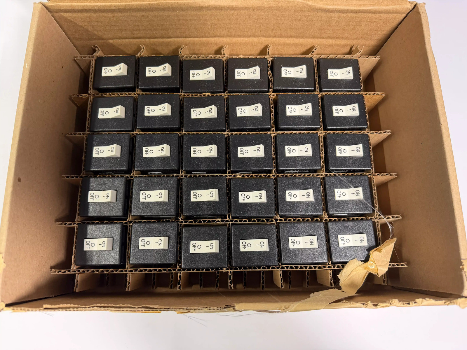 Lot of 30 Sensata Airpax SNAPAK Magnetic Circuit Breakers R21-2-15.0A-B06CV-V