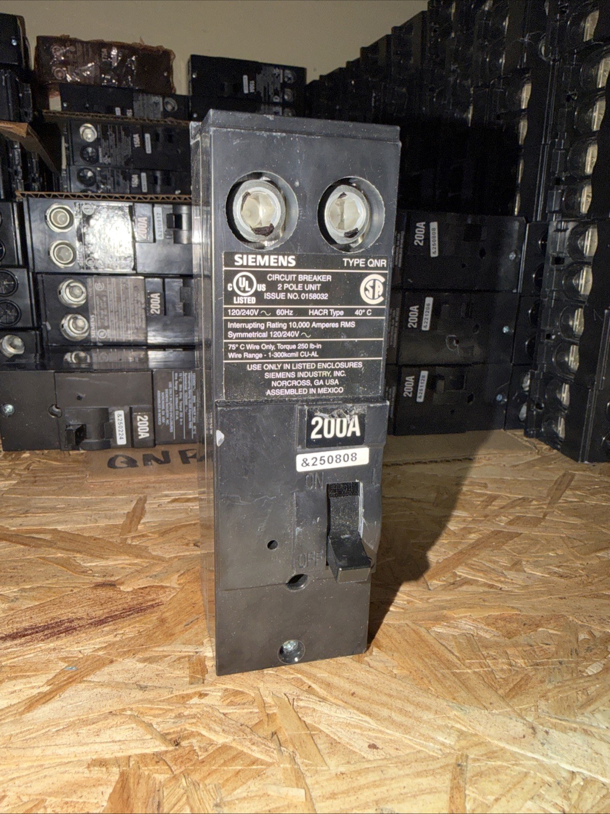 NEW Siemens QN2200 QN2200R 2 Pole 200A 120/240 Volt 10K AIC Main Circuit Breaker
