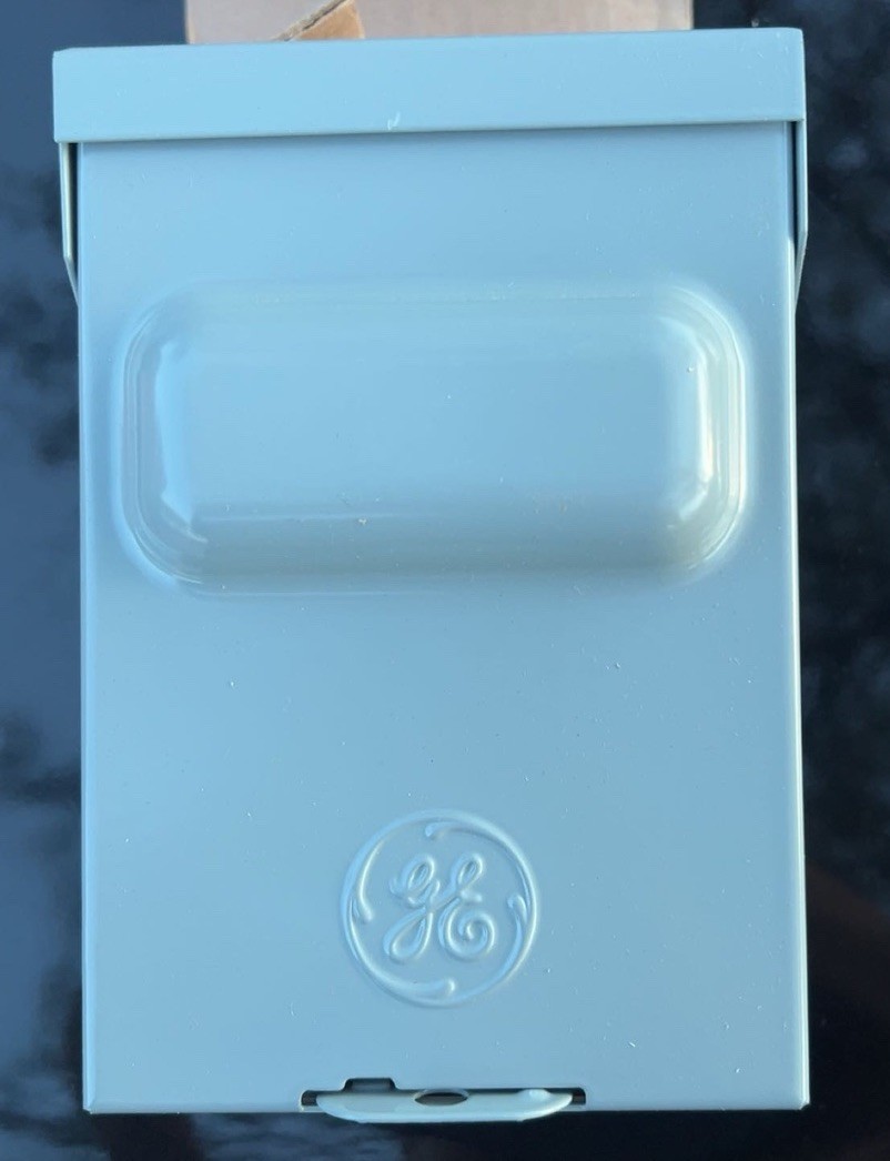 GE 30-Amp 120/240-Volt Fused AC Disconnect (model TF30RCP