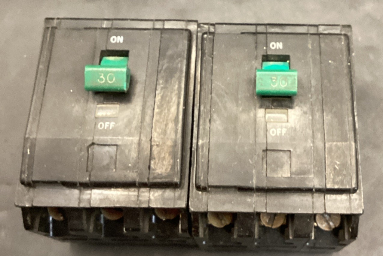 Lot Of 2 Square D Q0B330 30Amp 3 Pole 240v Circuit Breaker Used