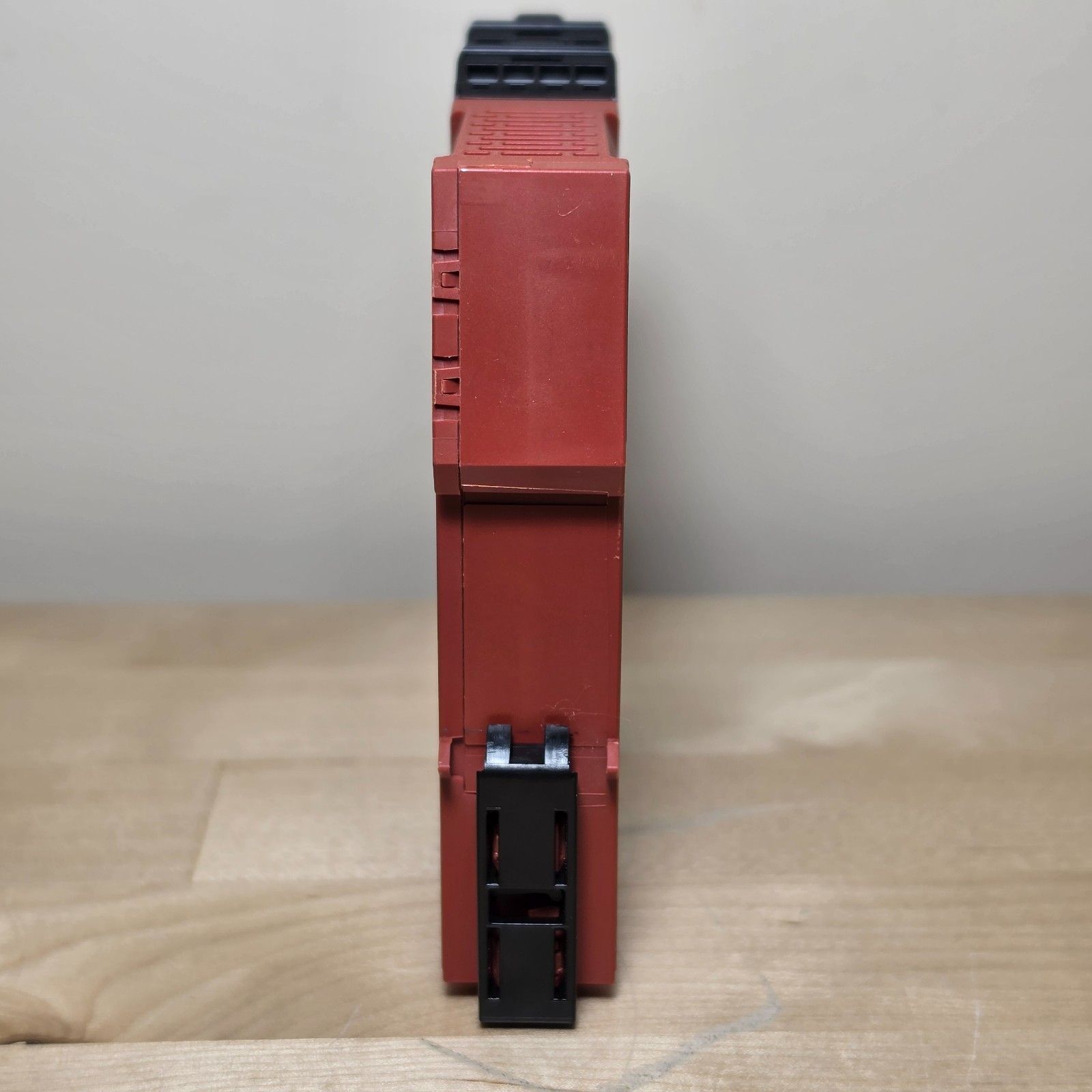 Allen-Bradley 440R-EM4R2 GSR EM Guardmaster Safety Relay 24VDC Ser A