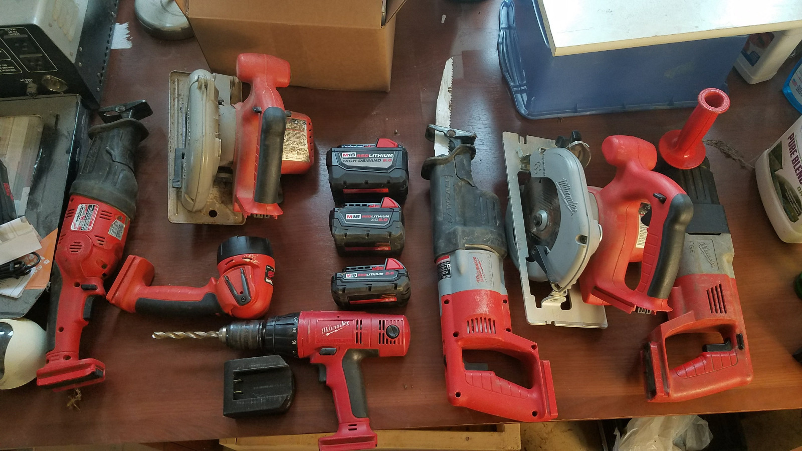 Milwaukee M18 Lithium battery to V18 Lithium tool adapter