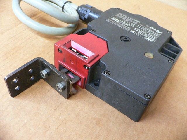 Omron D4jl-3Nfg-C5 Guard Lock Safety-Door Switch