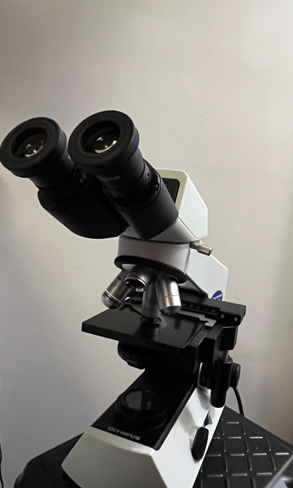 Olympus CX22RFS1 Laboratory Microscope With 4x, 10x, 40x, 100x Objectives