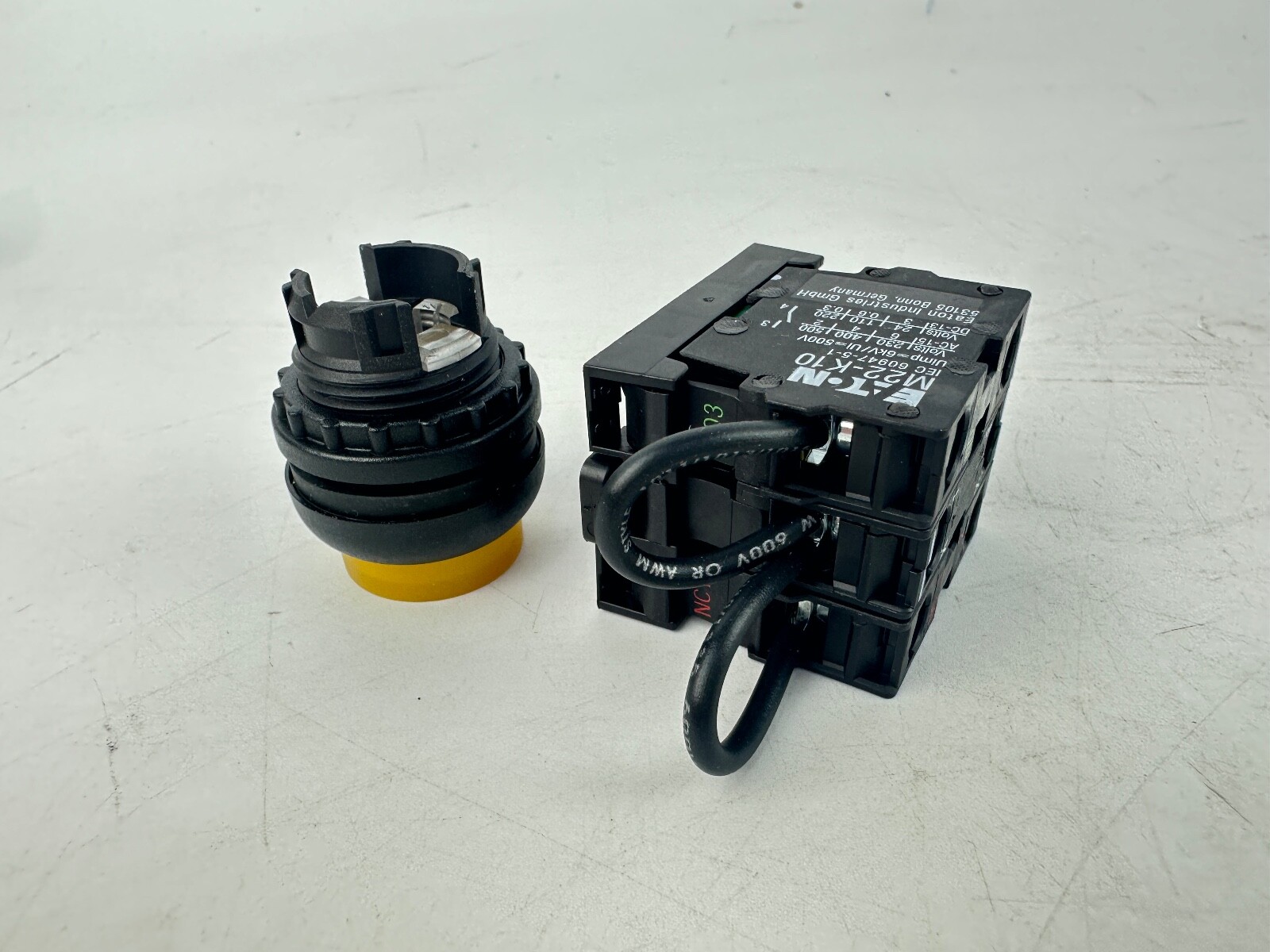 EATON M22S-T-Y-230W Press To Test Yellow *LOT OF 2*