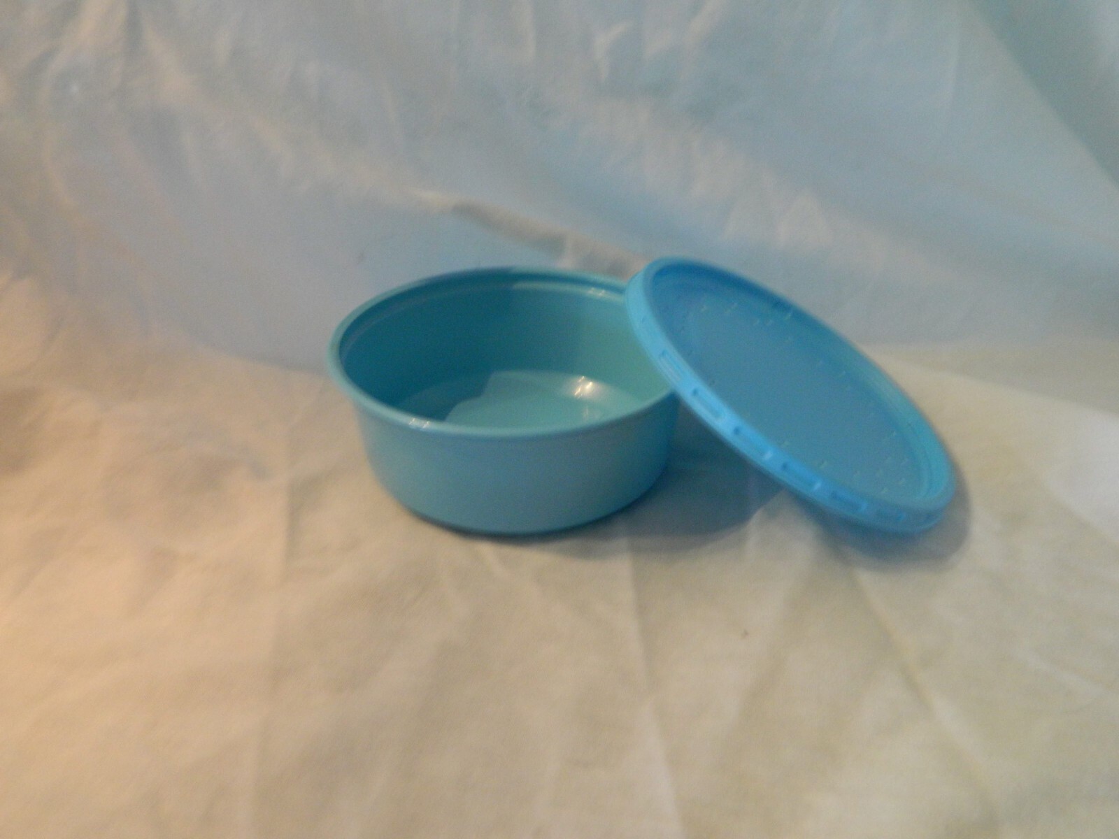 BLUE PLASTIC BAIT CUP WITH VENTED LID FREE SHIPPING MULTIPLY SIZES AND CT.