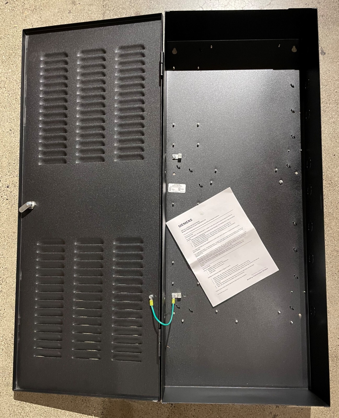 Siemens Locking Panel With Key, 5 3/4″ Deep 16″ Wide 40 1/2″ Tall S54339-A10-A1
