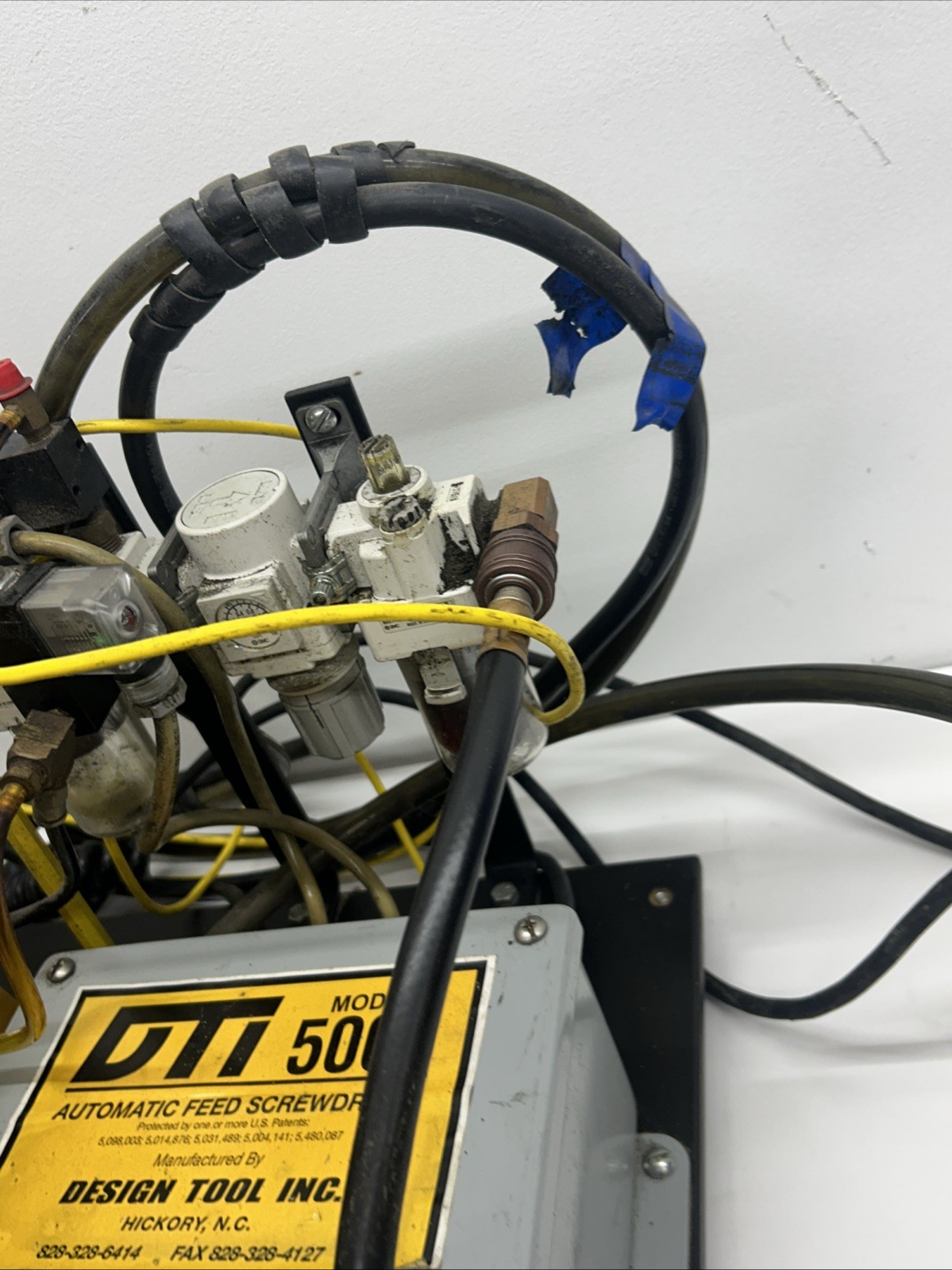 DTI 5000 Automatic Feed Screwdriver. Industrial Automatic Blow Feed Screw Gun.