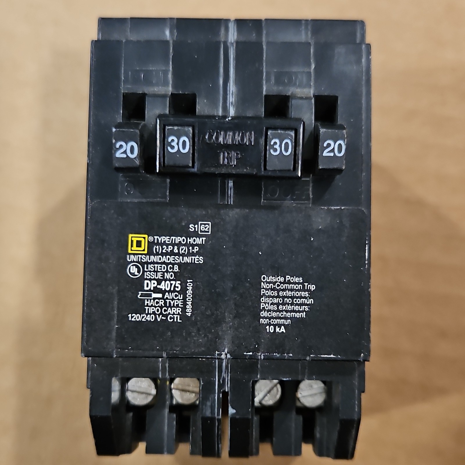 Square D HOMT2020230 20/30A 3-Pole Circuit Breaker 120/240V Common Trip