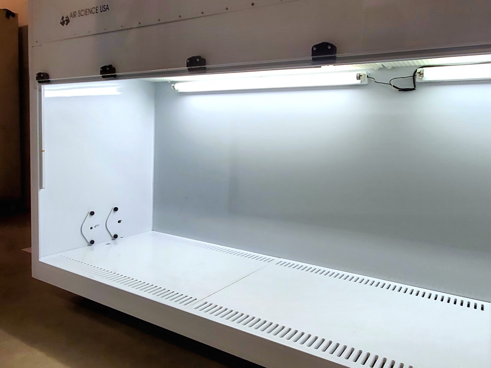 SALARE / AIR SCIENCE 96″ POLYPROYLENE LAMINAR FLOW HOOD LFR-2500 w/ BASE CABINET