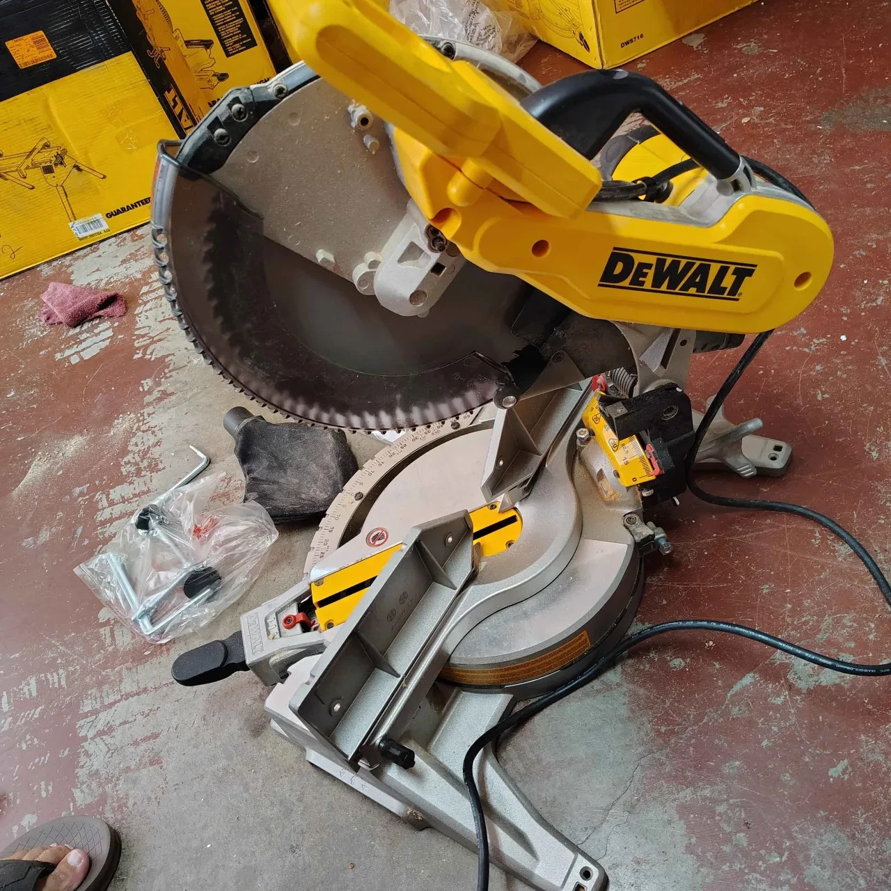 DEWALT DWS716R 15 Amp 2-Bevel 12″ Compound Miter Saw *READ*
