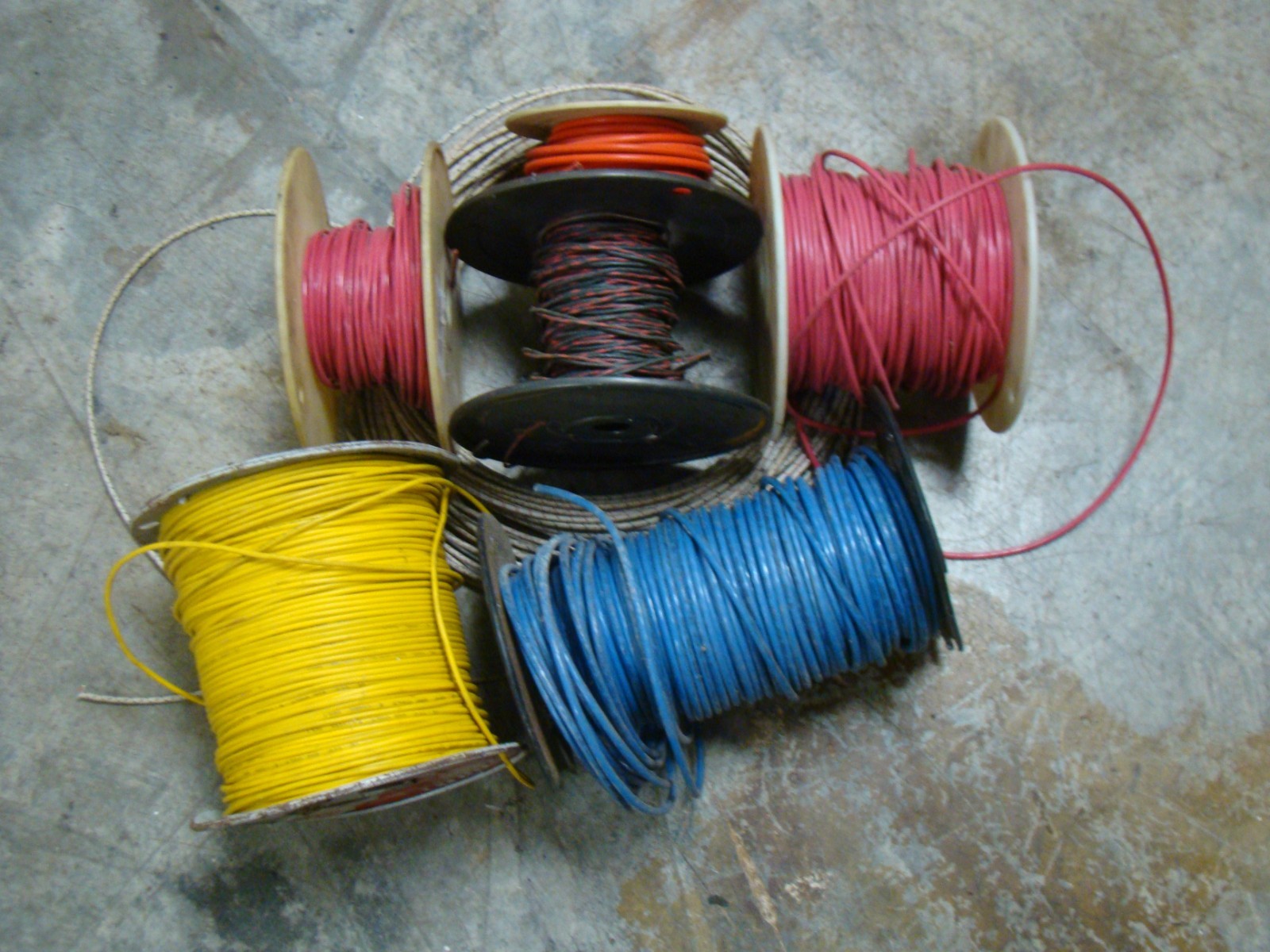 MIXED LOT SPOOLS ELECTRICAL WIRE 18 GAUGE 10 USED SPOOLS CAROL