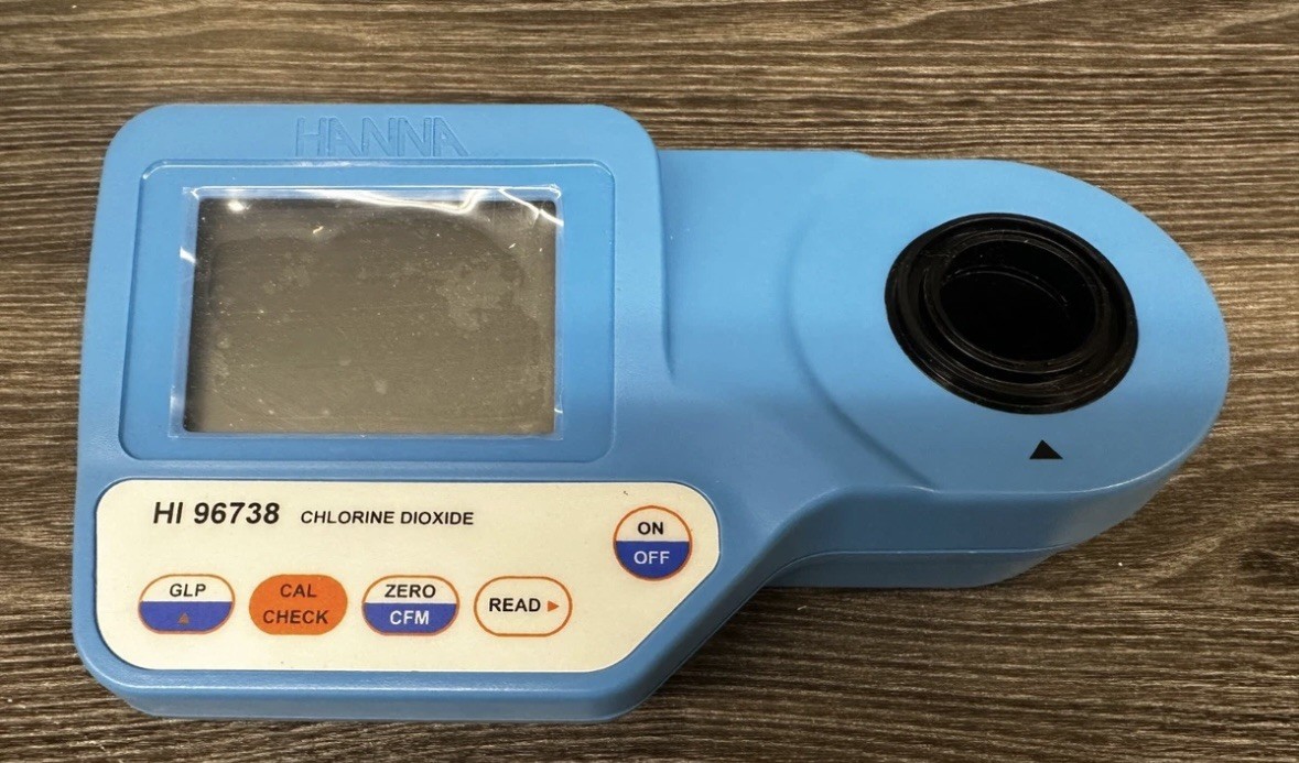 Hanna Instruments HI96738 Portable Digital Photometer w/ 2 Cuvettes Tested