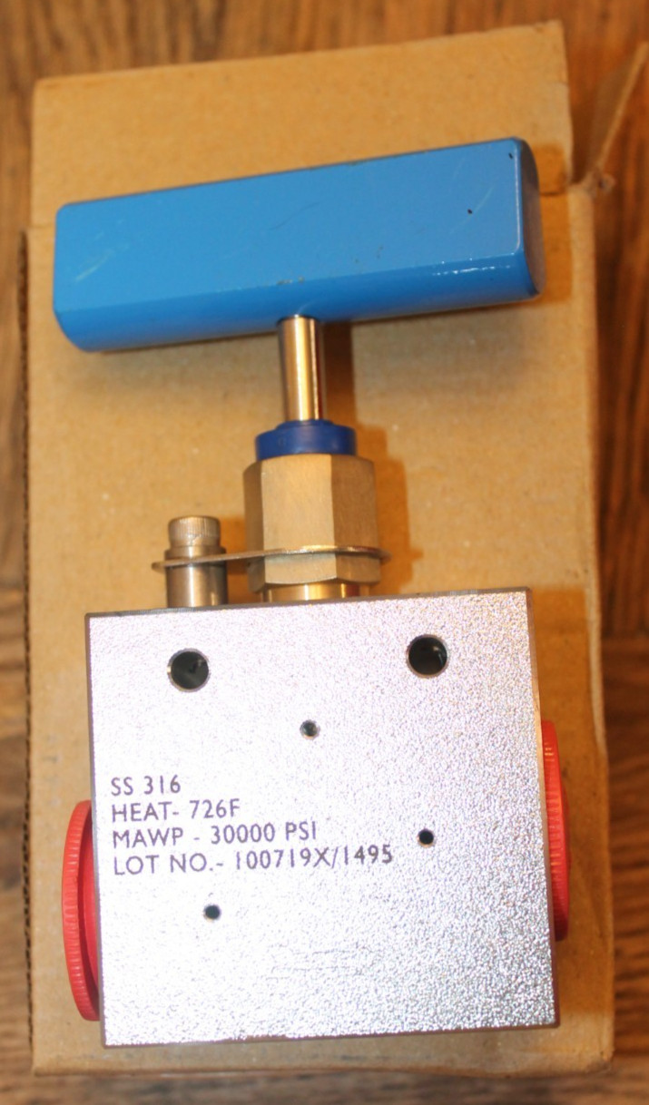 Autoclave High Pressure Needle Valve SS 316 30,000 PSI 1 1/8″ female-Female