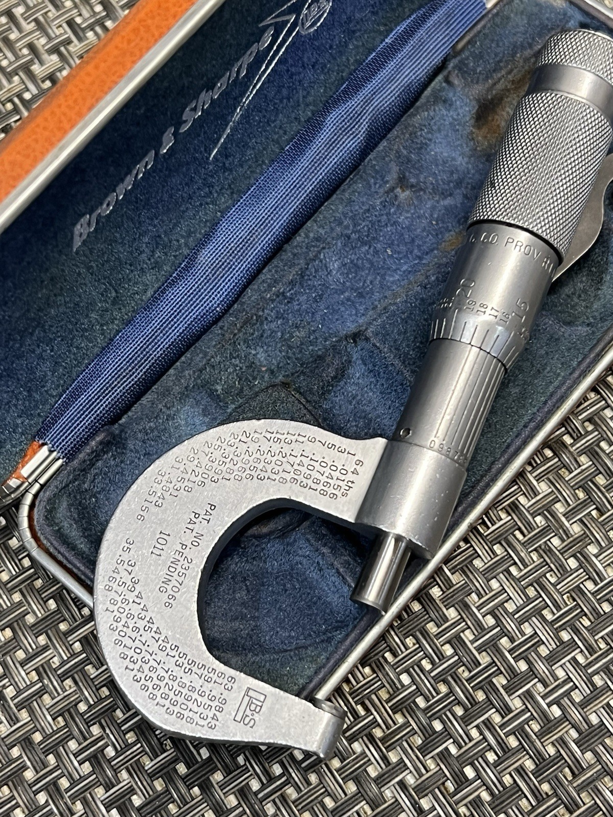 Brown & Sharpe 0-1″ Slant Line Carbide Tip Micrometer Model 1011 USA (1B-B)