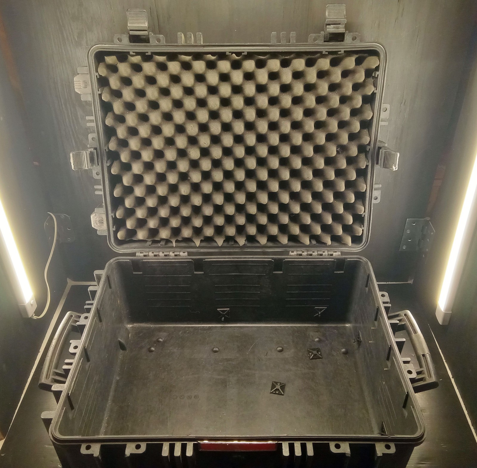 1 USED DJI/PELICAN 23.5X18X10.5 HARD SHELL CASE WITH WHEELS ***MAKE OFFER***